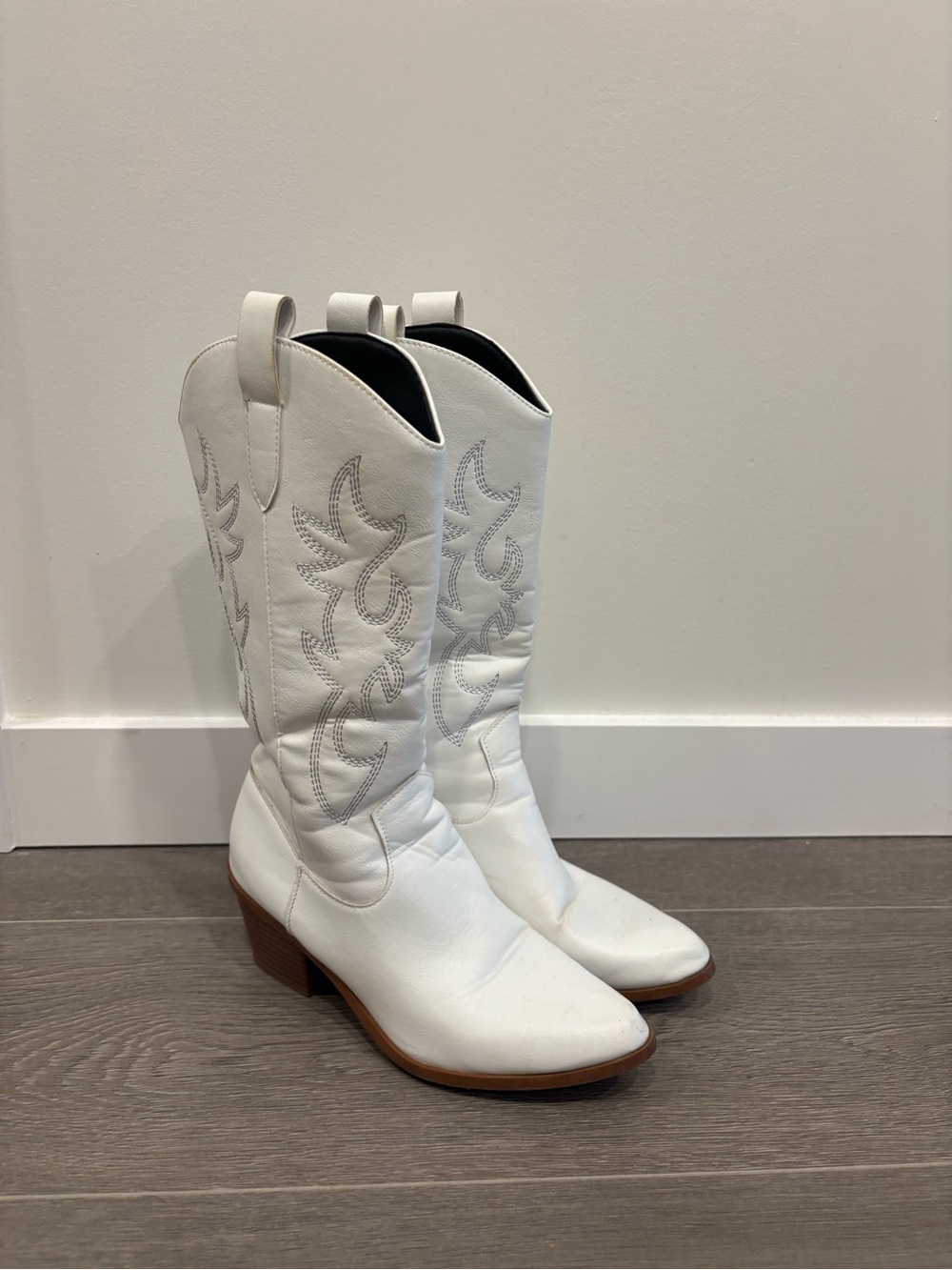 Cute white cowboy boots size 37